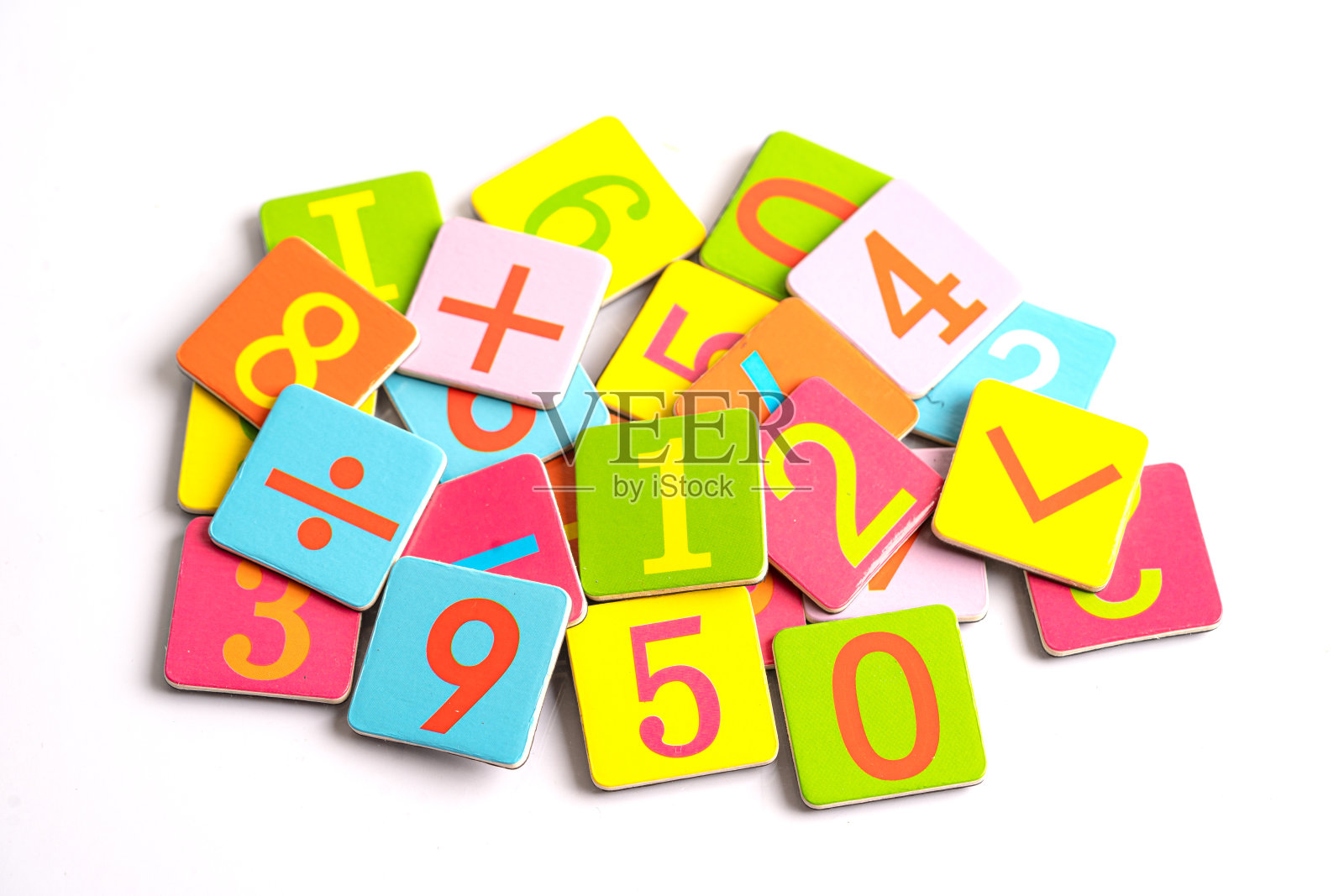 数学数字色彩斑斓，教育研究数学学习的教学理念。照片摄影图片