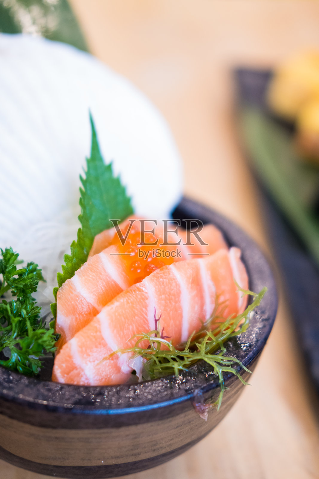 生的和新鲜的鲑鱼切片照片摄影图片