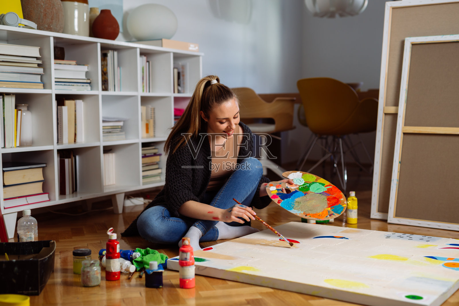 妇女在家里做油漆照片摄影图片