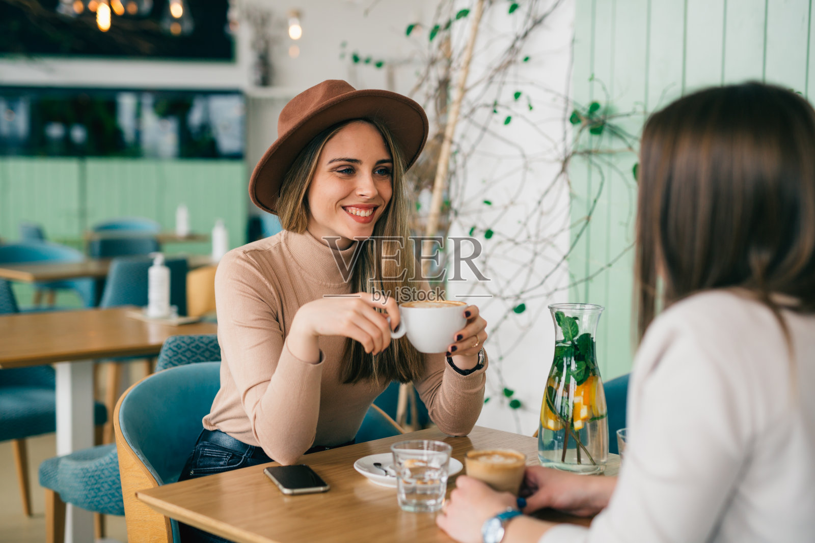 朋友们在自助餐厅用餐照片摄影图片