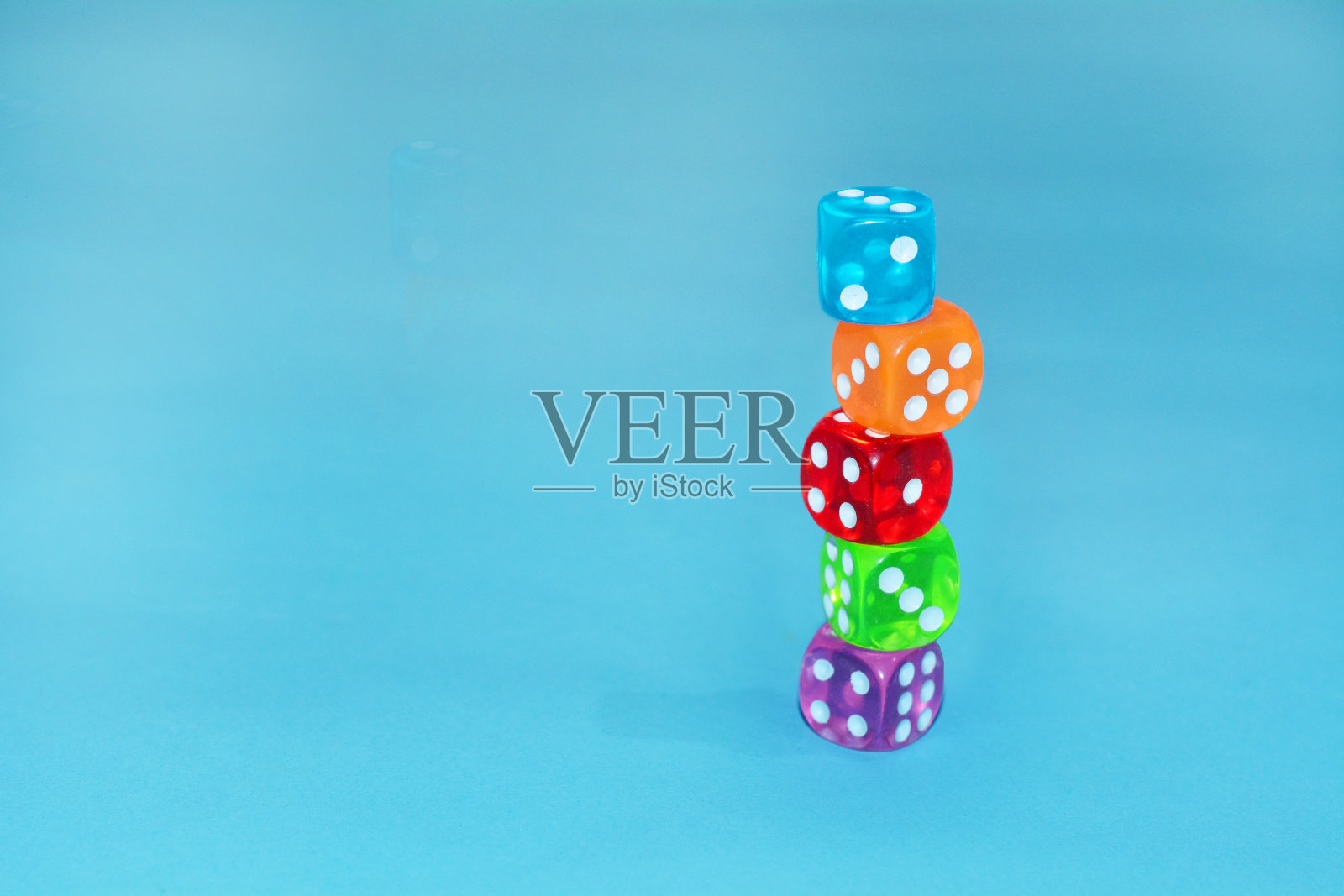 蓝色背景上的骰子照片摄影图片