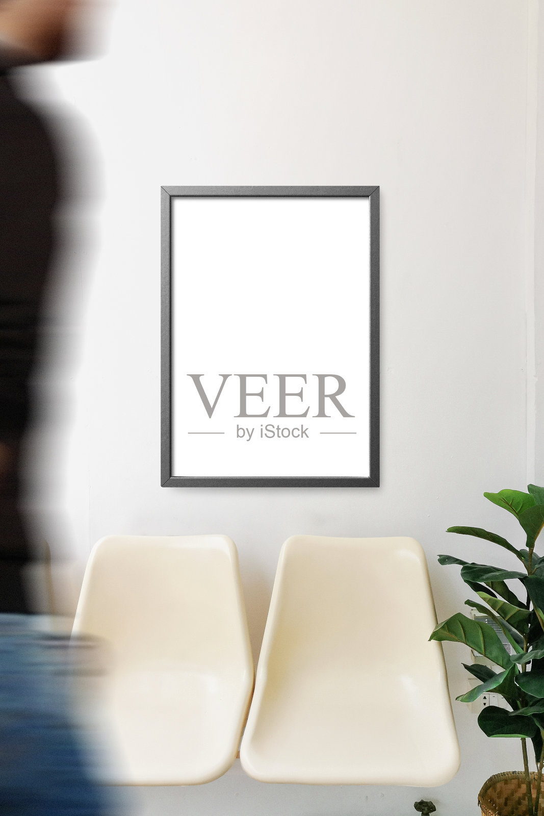 用椅子和植物清理墙壁上最小的框架模型照片摄影图片