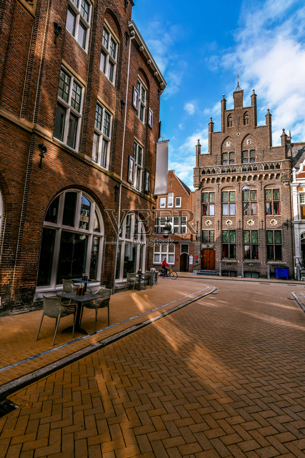 在荷兰的格罗宁根，田园诗般的红砖建筑占据了建筑的大部分照片摄影图片