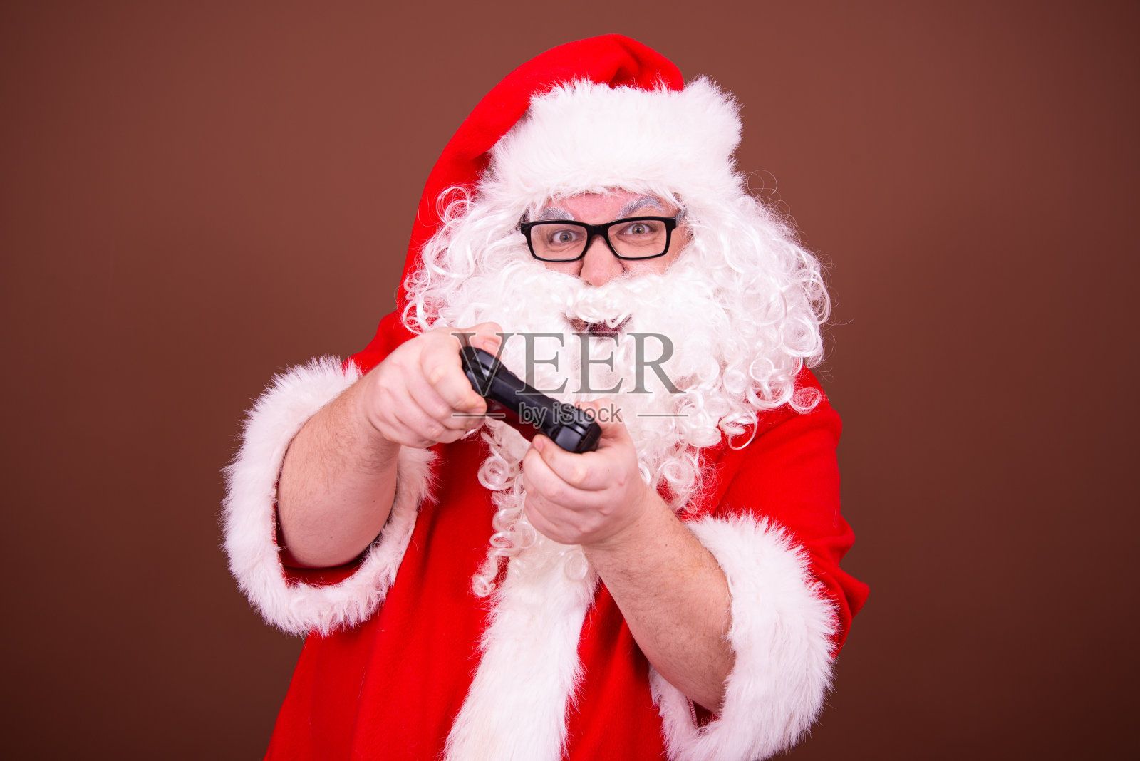 圣诞老人在网上看新闻。照片摄影图片