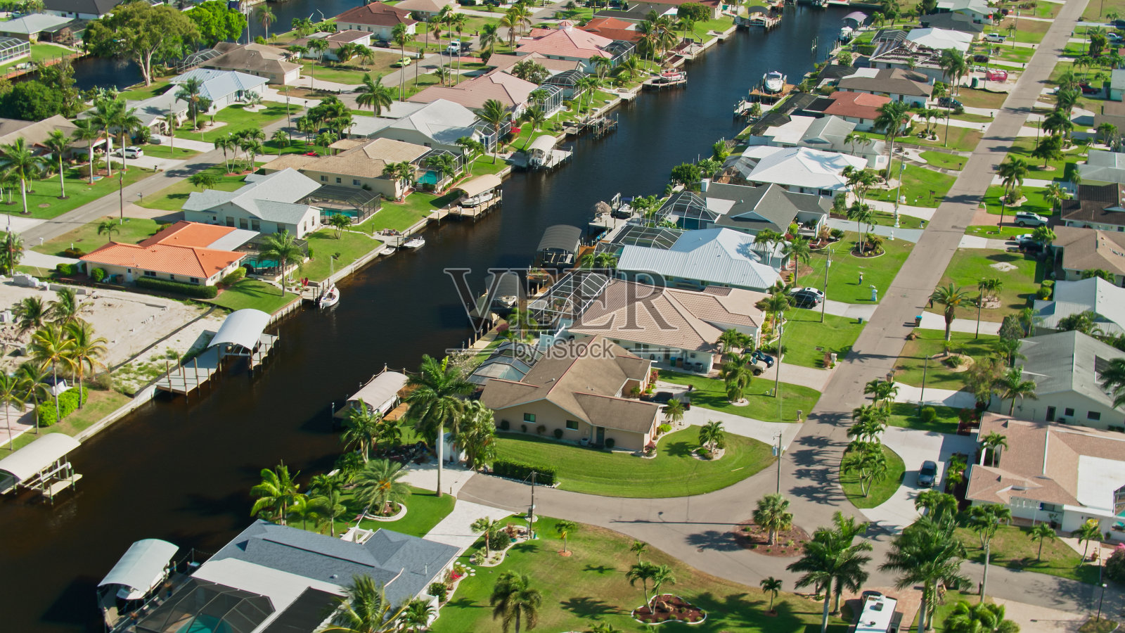 高角航拍佛罗里达州开普科勒尔的住宅街道和运河照片摄影图片