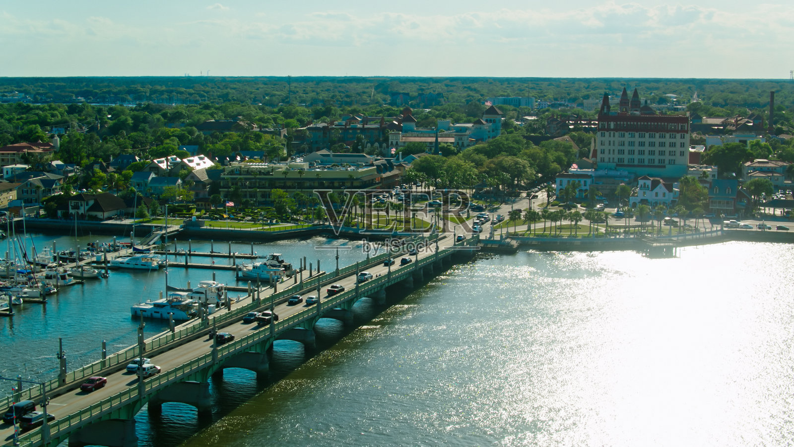 狮子桥和圣奥古斯丁城市景观-空中照片摄影图片