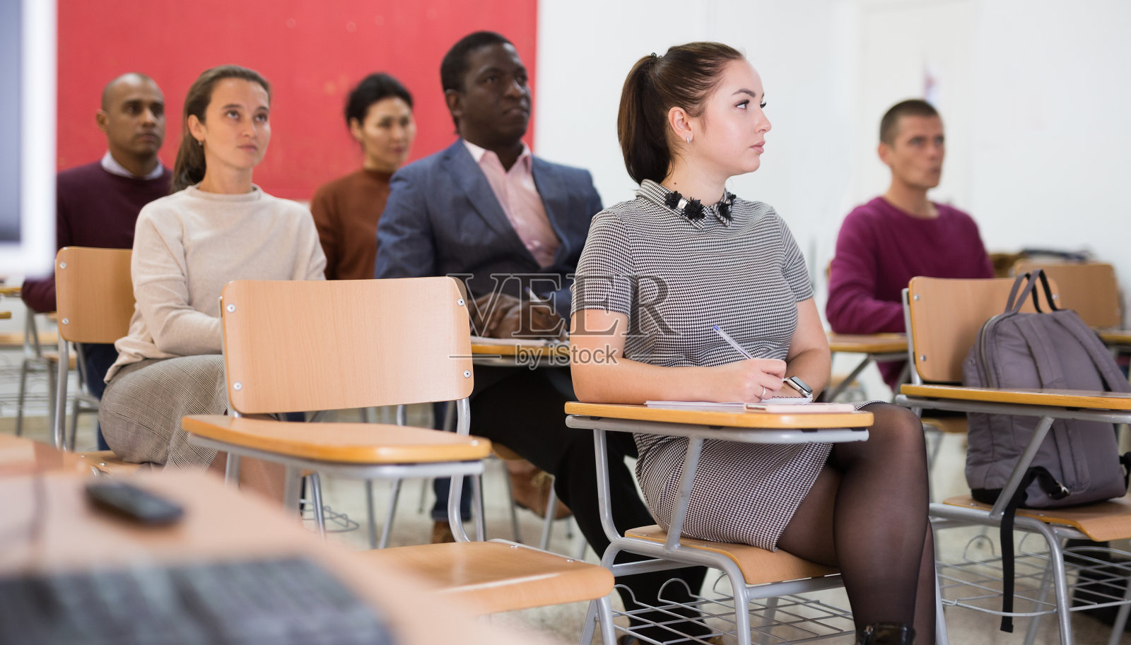 成年学生和他们的同事一起学习照片摄影图片
