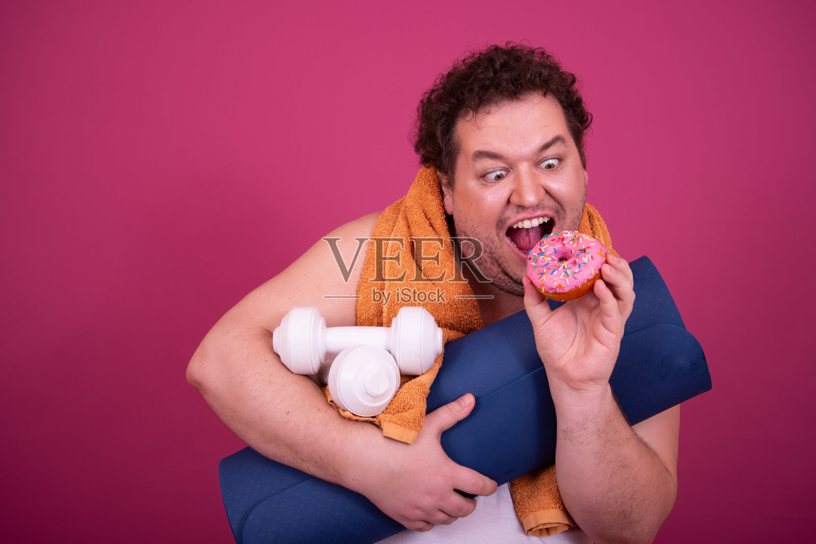 健身和健康的生活方式。有趣的胖子和运动。照片摄影图片