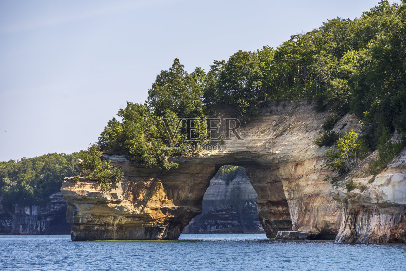 夏天，湖滨上五颜六色的石头照片摄影图片