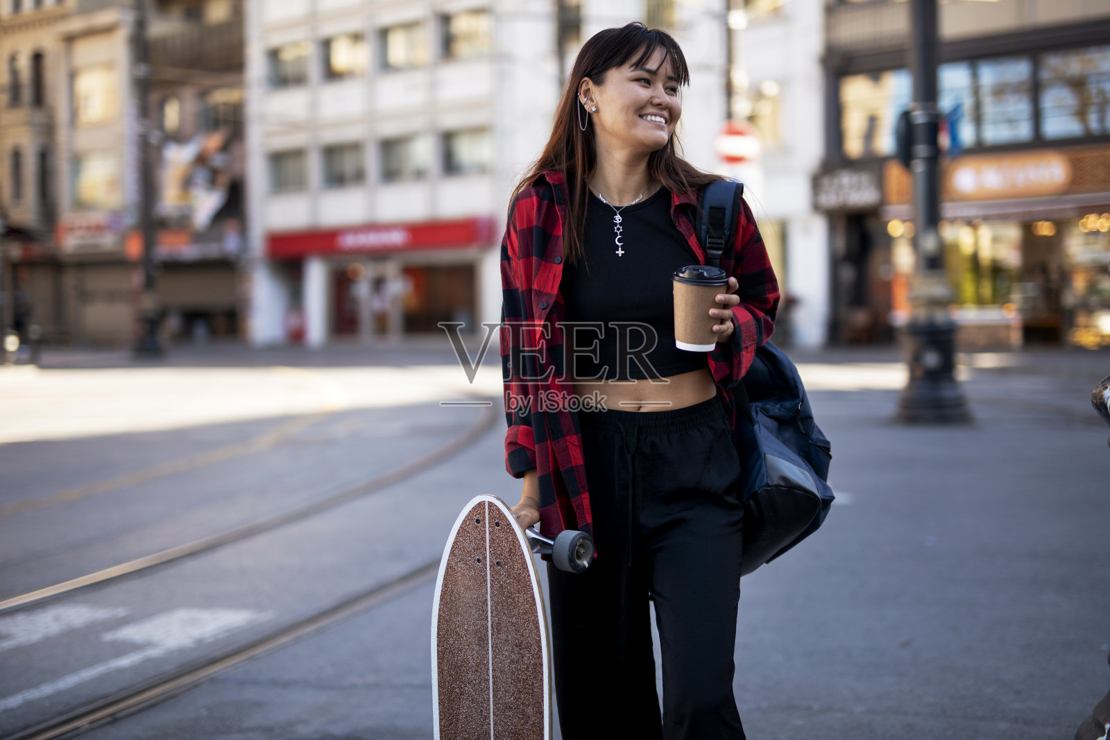 年轻的微笑着喝咖啡的女人。照片摄影图片