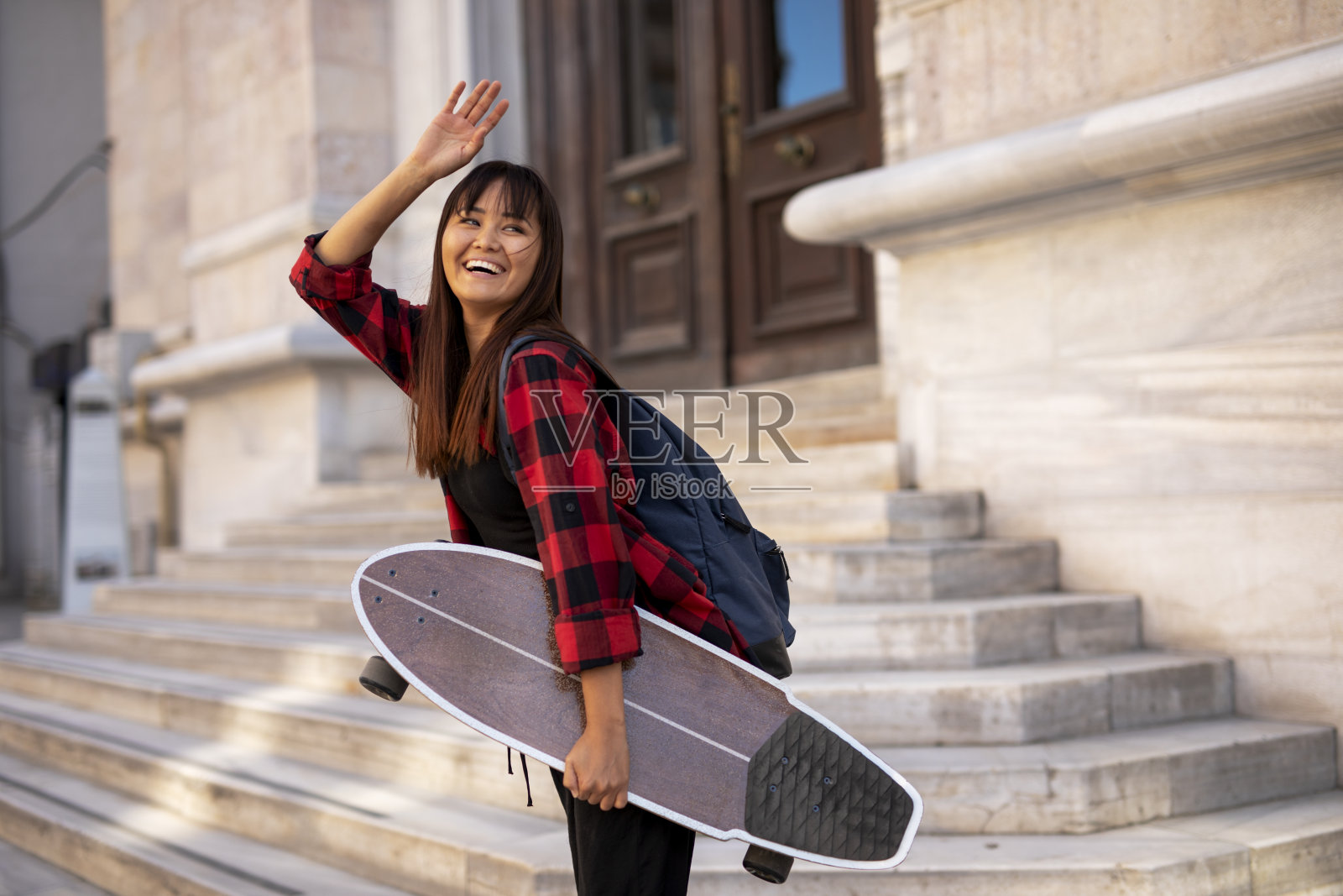 年轻微笑的城市女孩。照片摄影图片