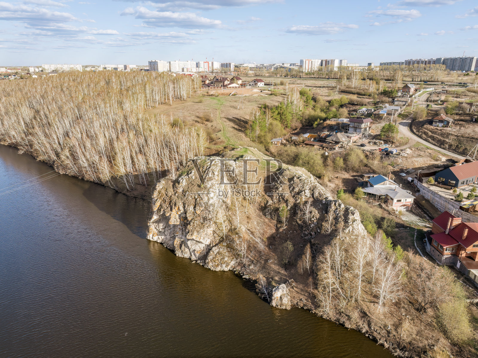 沿着伊塞特河和卡明斯克-乌拉尔斯基附近的岩石观看美丽的日落。河边美丽的日落。卡明斯克-乌拉尔斯基，斯维尔德洛夫斯克地区，乌拉尔山脉，俄罗斯。鸟瞰图照片摄影图片
