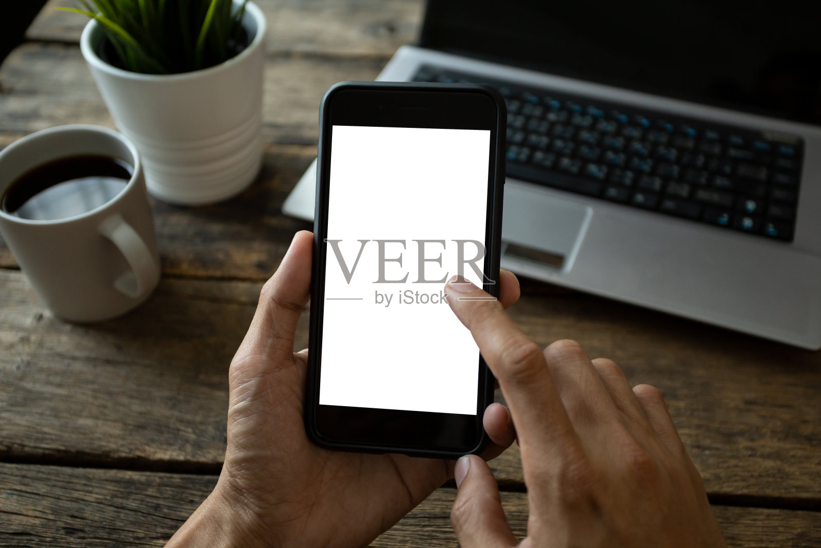 在咖啡店里用智能手机的人，屏幕空白和剪切路径照片摄影图片