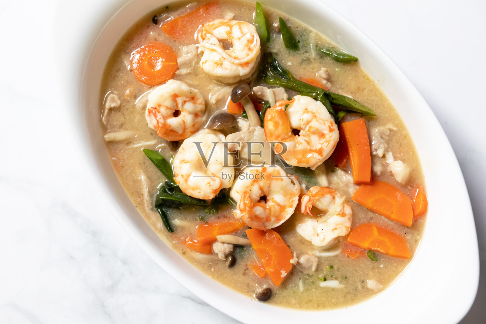 肉汁虾配羽衣甘蓝和胡萝卜酱配炒面(Rad-Na Koong)。白色桌面背景的顶视图。照片摄影图片