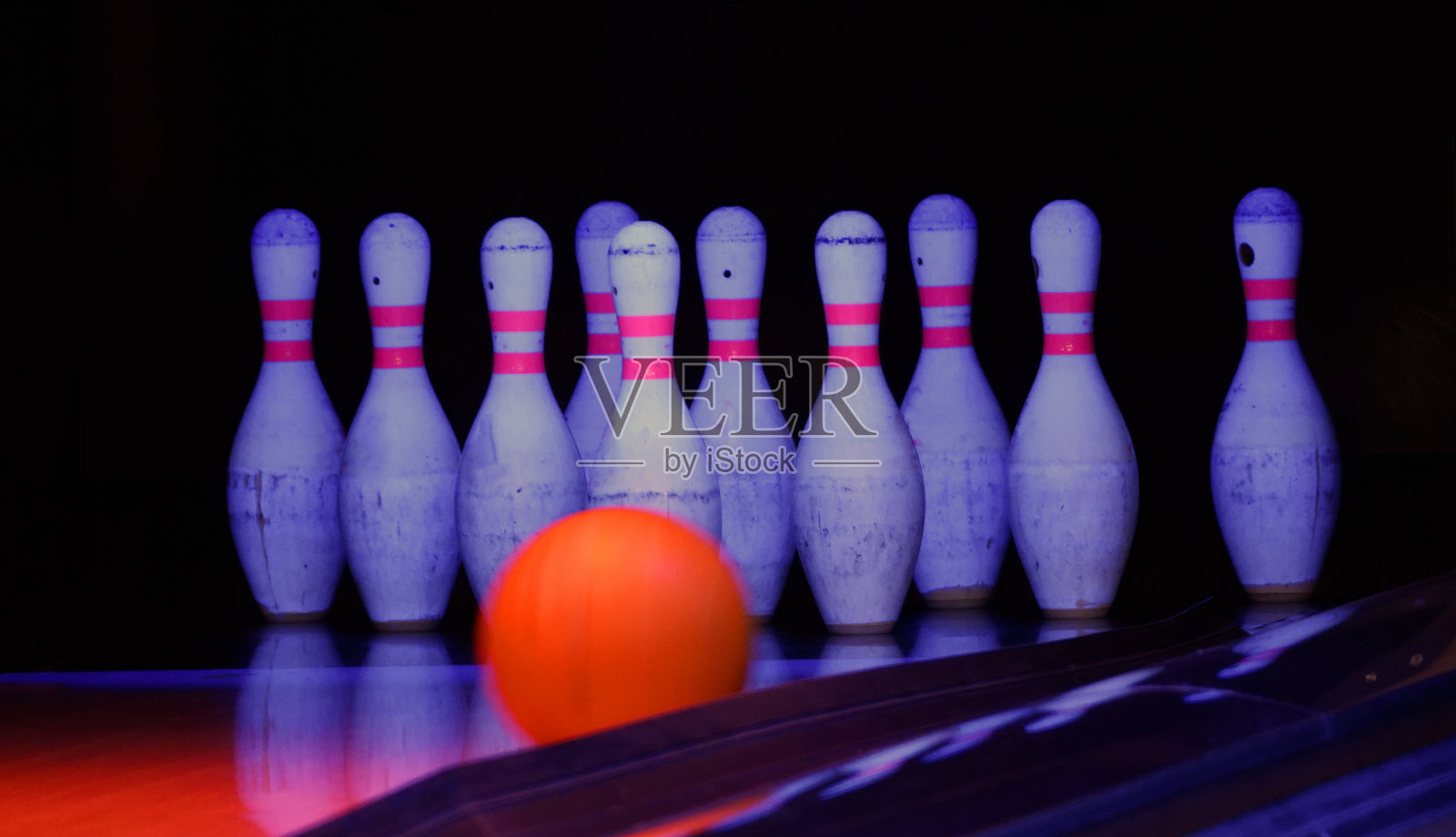 保龄球和彩虹糖照片摄影图片