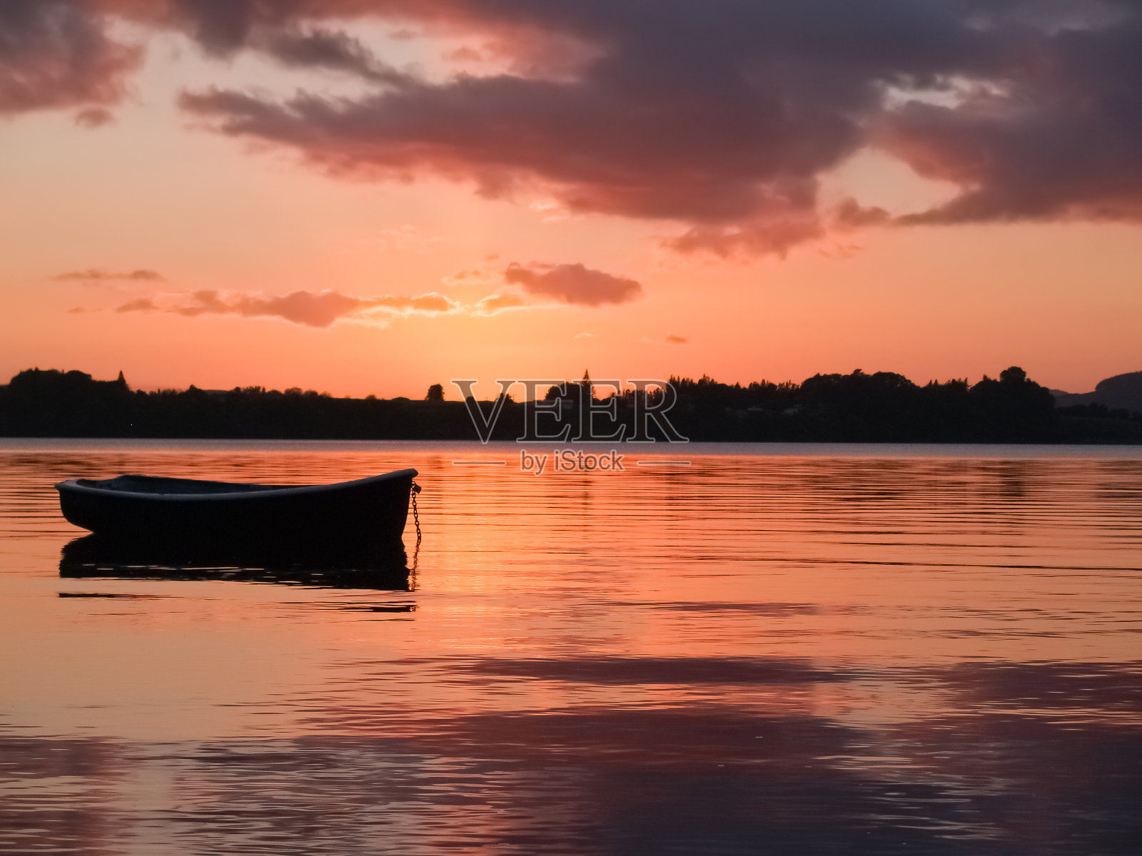 横跨陶兰加港的美丽而强烈的黄金时间日出效果照片摄影图片