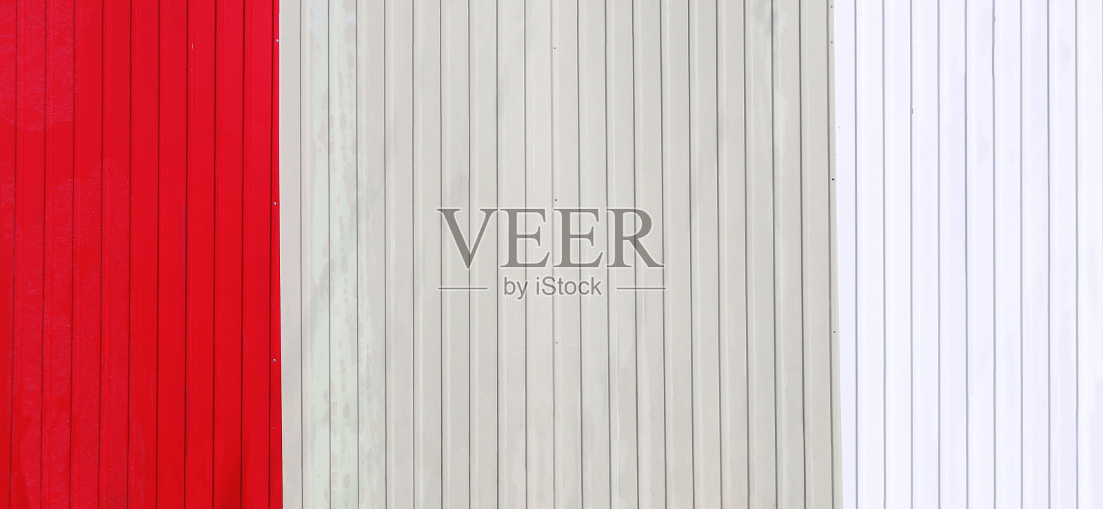 波浪板栅栏的红色，米色和白色。水平背景镀锌铁皮照片摄影图片