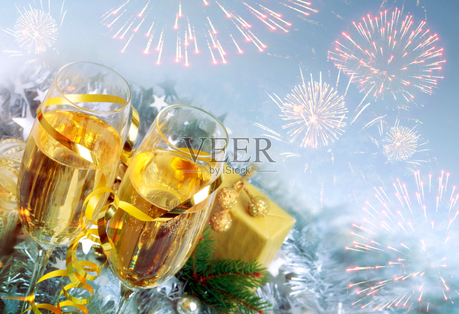 用香槟庆祝圣诞和新年。新年佳节装饰餐桌。两个香槟杯，复古色调照片摄影图片