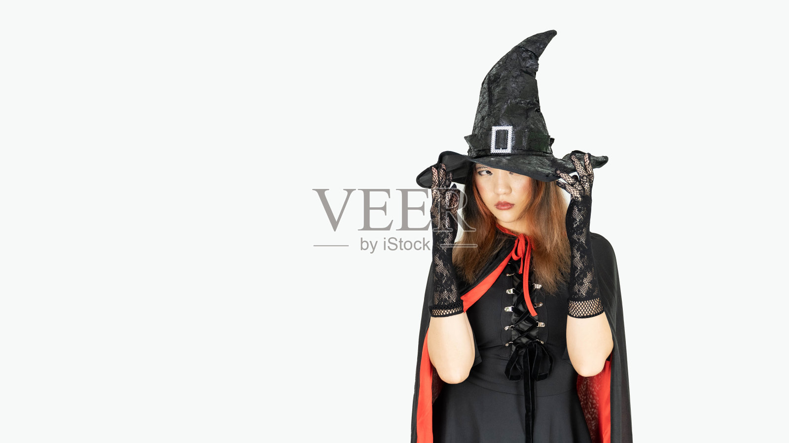 美丽的女孩在女巫服装和女巫帽子是孤立的白色背景照片摄影图片