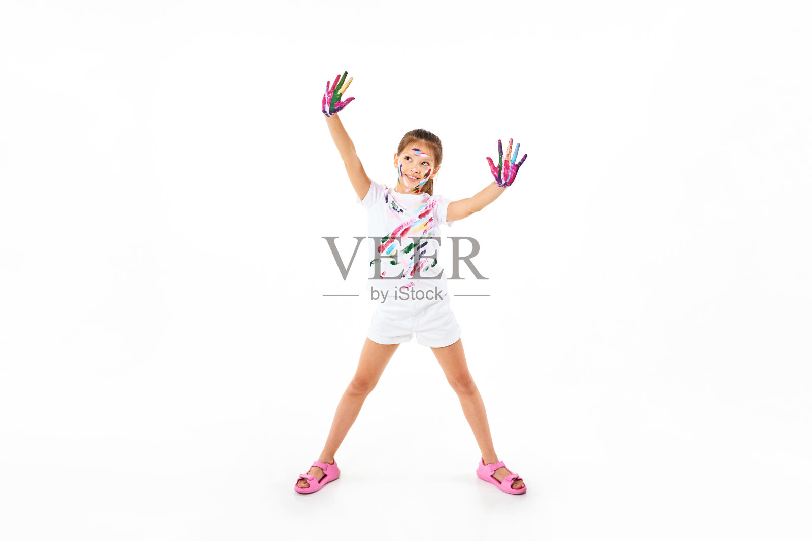 小女孩用彩色颜料画了她的手照片摄影图片