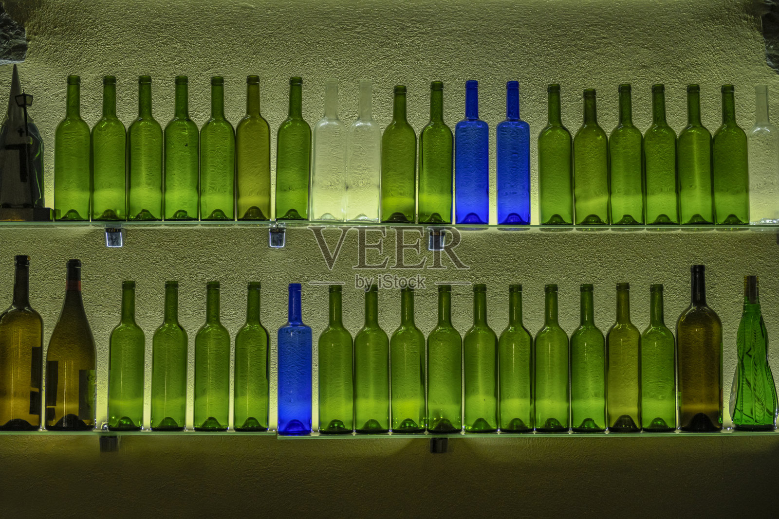 架子上有空的绿色玻璃瓶。照片摄影图片