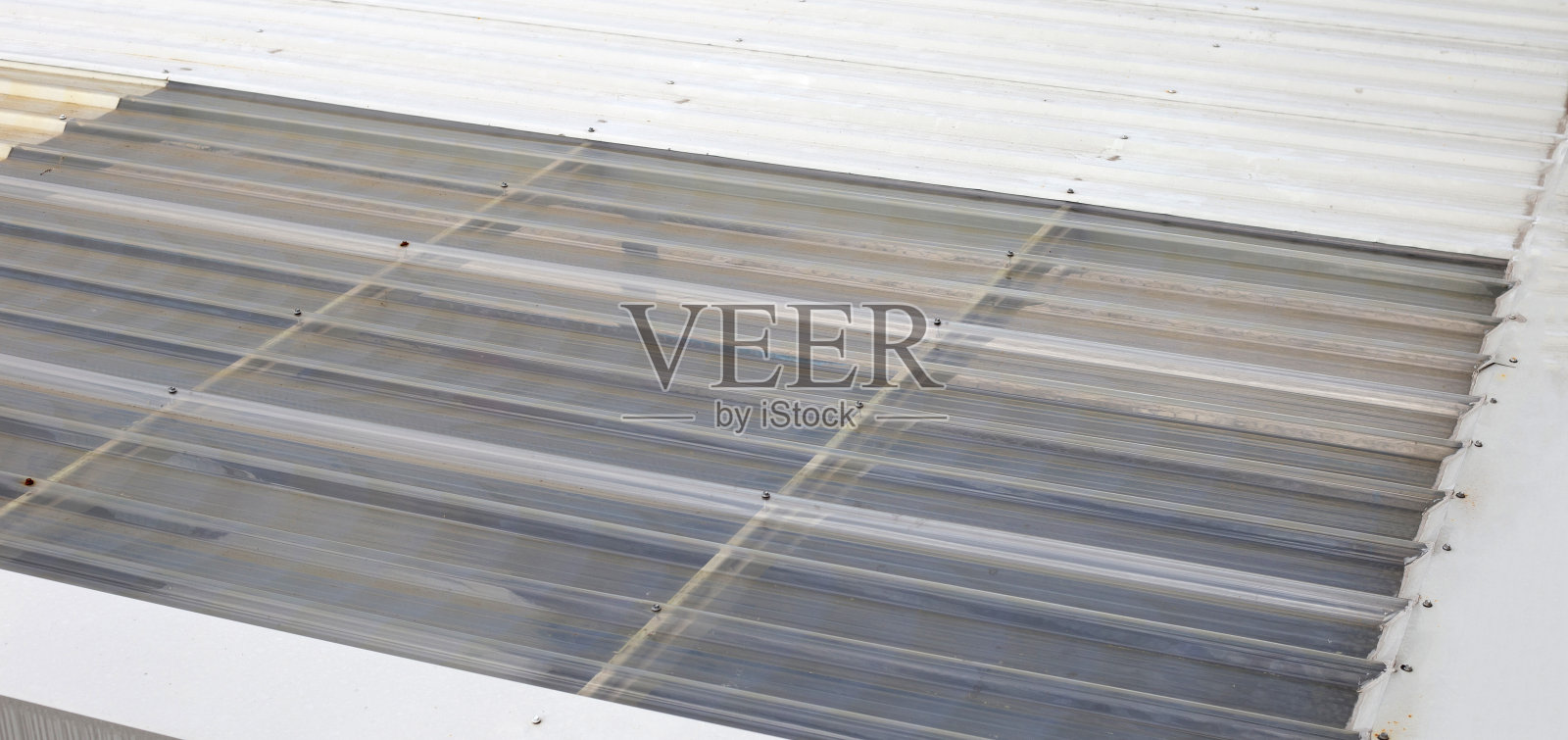 屋顶修补，钢板。制止屋顶漏水照片摄影图片