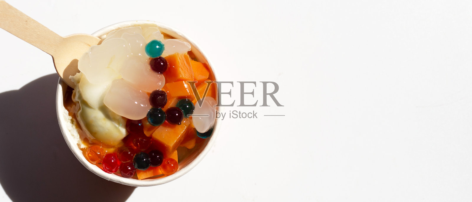 有顶部的冰淇淋杯照片摄影图片