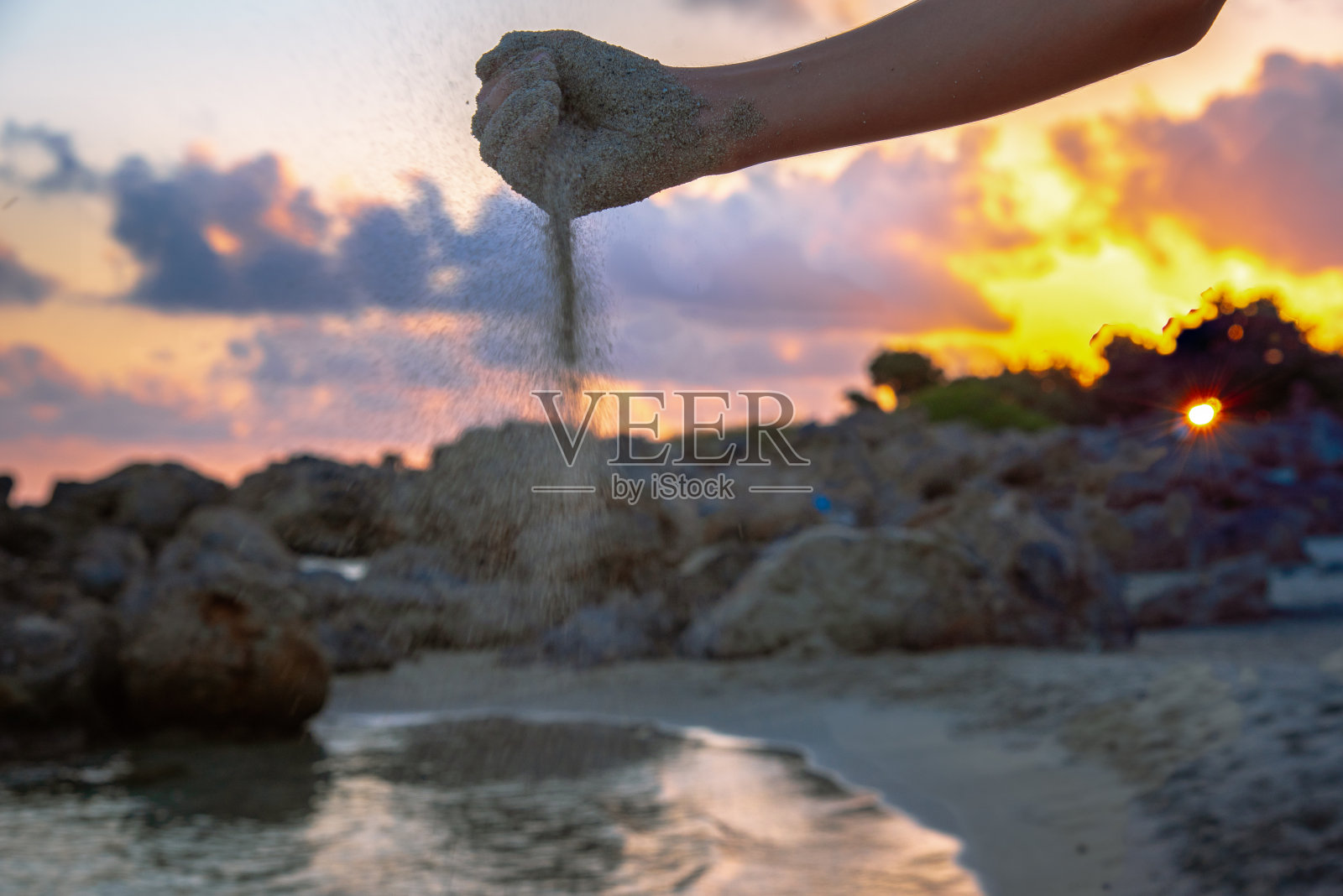 希腊克里特岛查尼亚岛埃拉福尼西附近的著名沙滩Kedrodasos。照片摄影图片