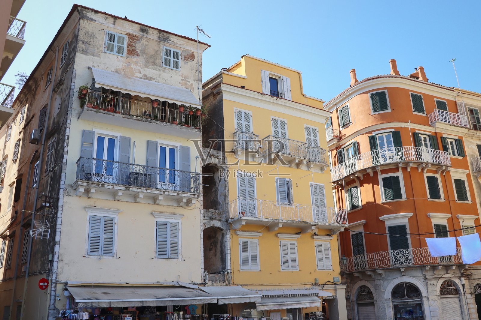 希腊科孚岛首府科孚岛的街景。在夏日阳光明媚的日子里，Kerkyra美丽的建筑照片摄影图片