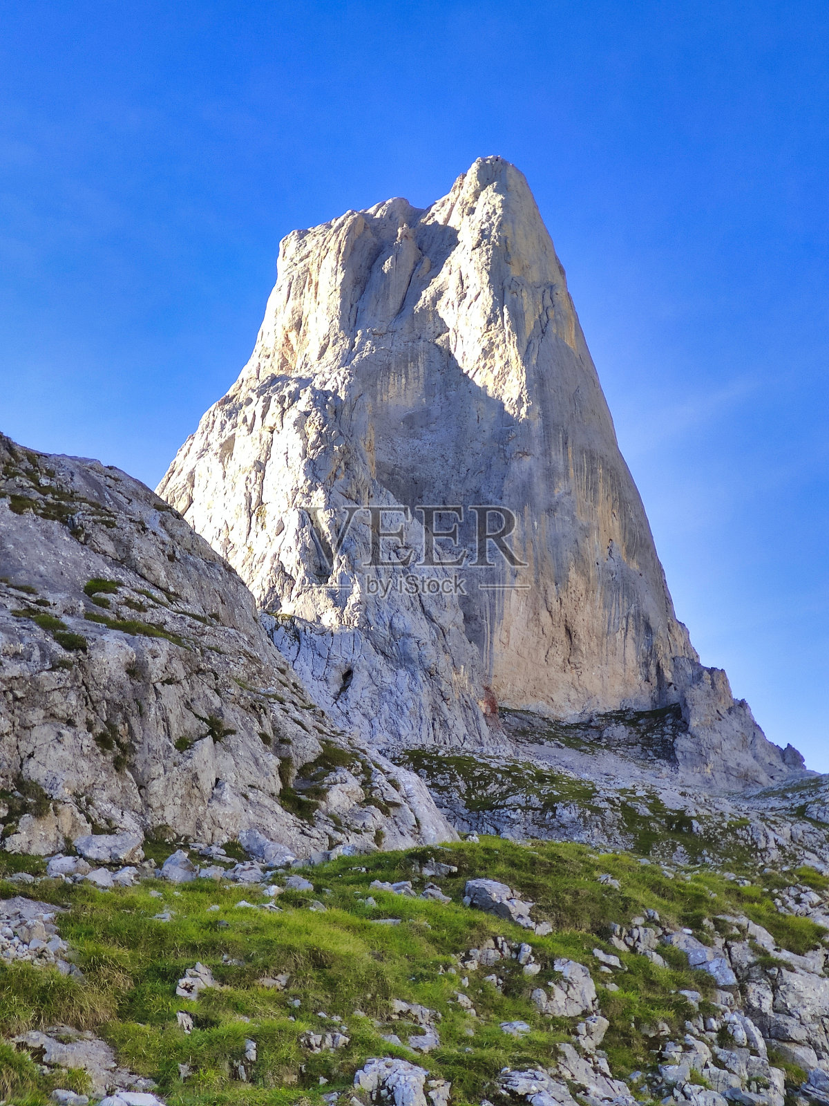 'Naranjo de Bulnes'峰也被称为Picu Urriellu, Picos de Europa国家公园和生物圈保护区，卡布拉莱斯，阿斯图里亚斯，西班牙照片摄影图片