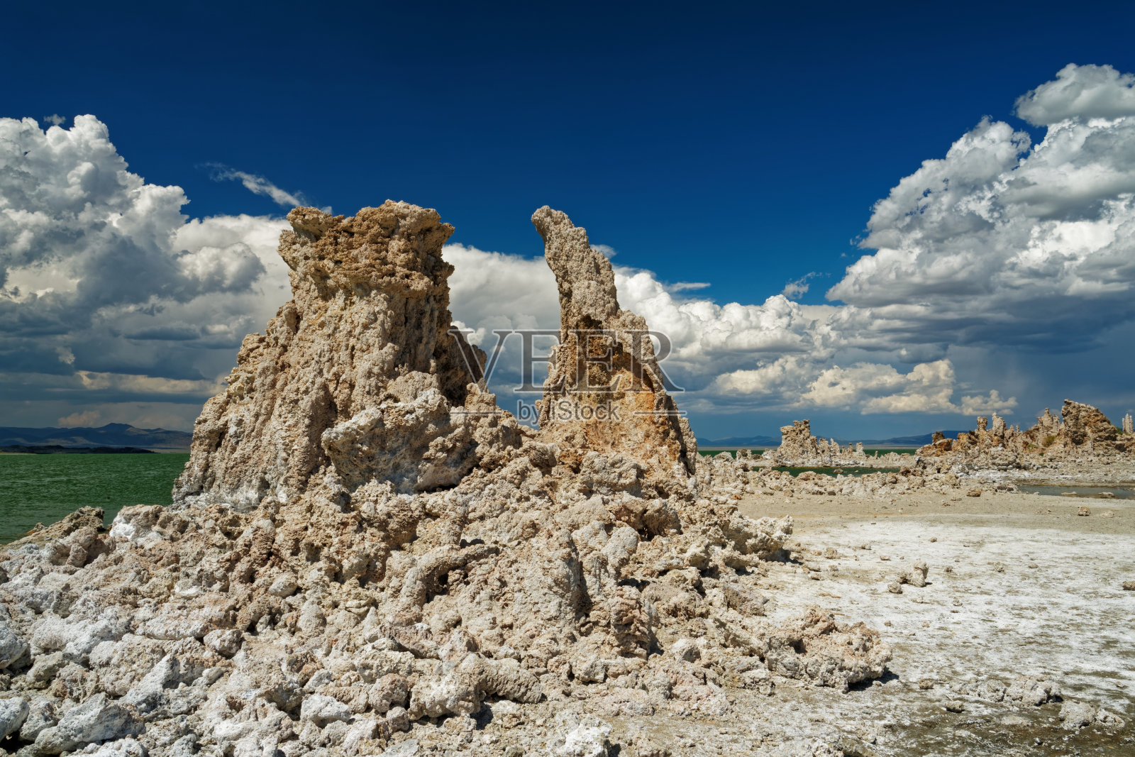 莫诺湖不寻常的岩层。照片摄影图片