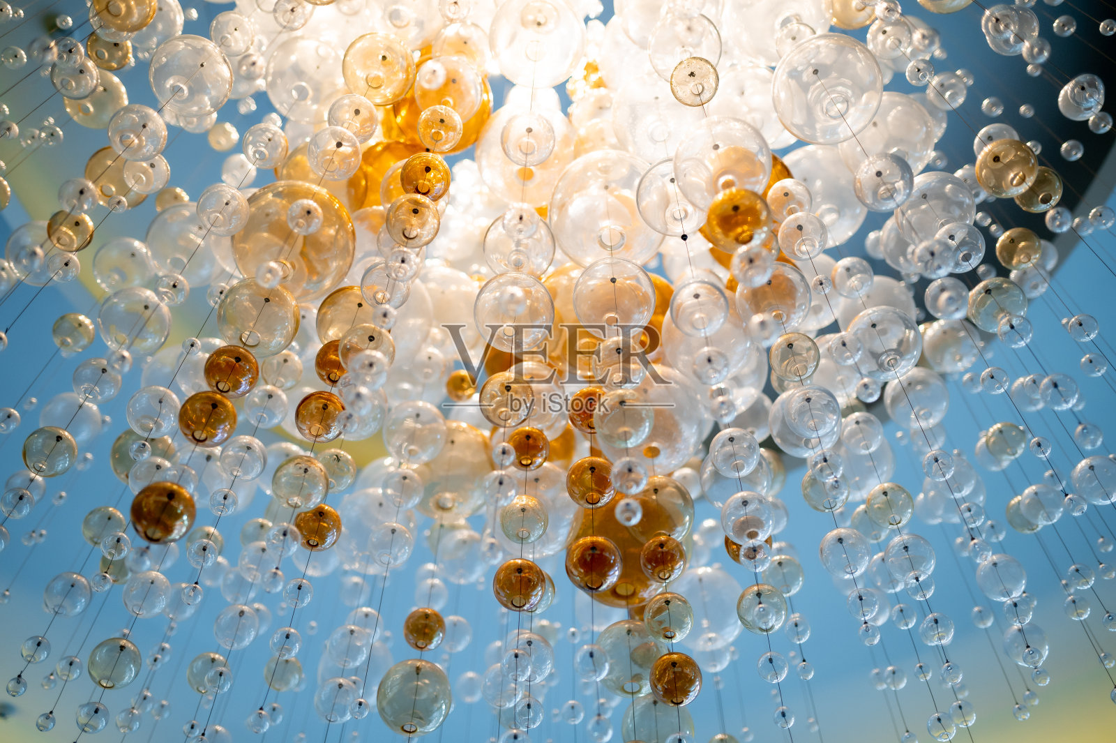 灯球在灯光下的吊灯上，灯泡从天花板上垂下来，灯在黑暗的背景上。选择性聚焦，水平，没有人照片摄影图片