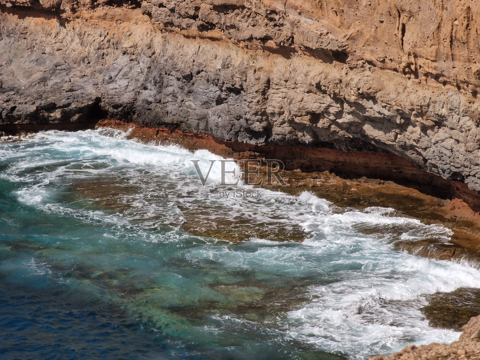 美丽的海景和山景。多岩石的海岸。自然照片摄影图片