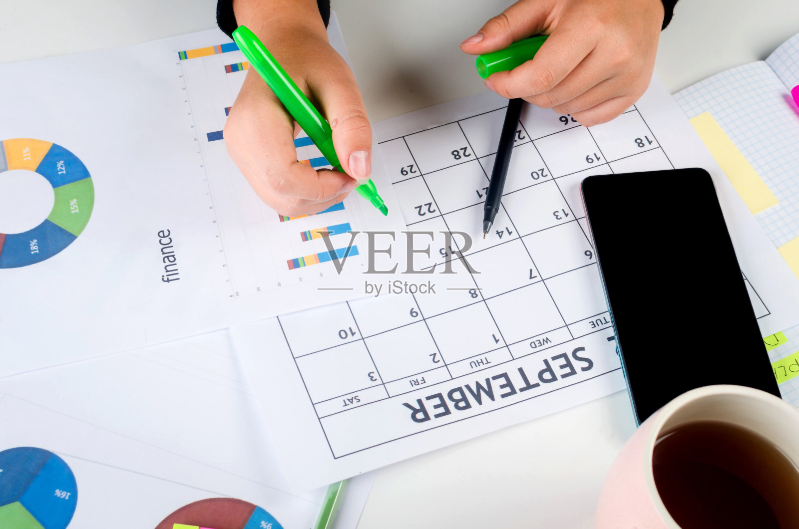 女孩手与手机日历写作和工作清单在日记桌上照片摄影图片