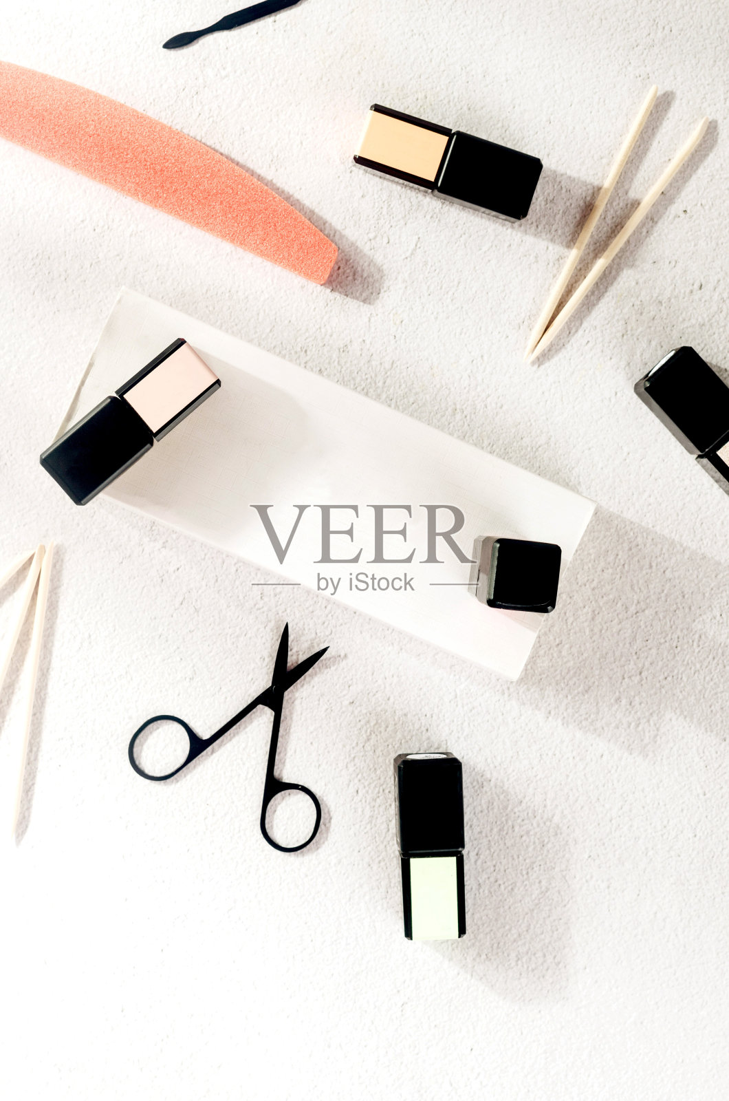 静物画里有美甲设备和彩色的指甲油瓶子照片摄影图片