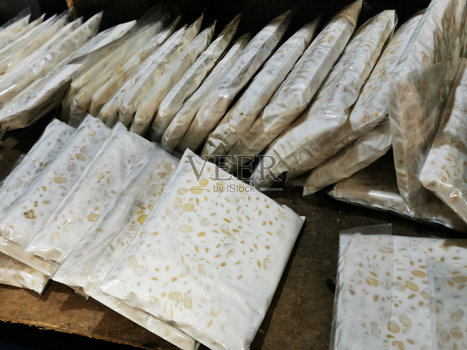 豆豉:市场上出售的一堆豆豉照片摄影图片