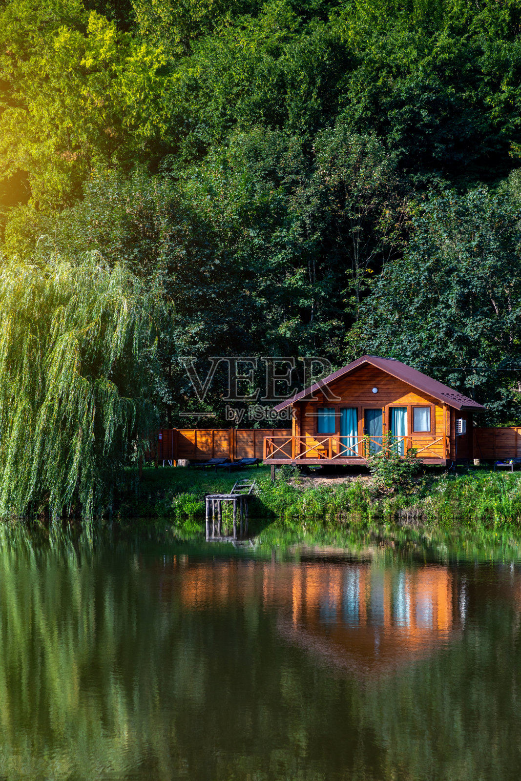 森林附近的水上木屋，用来钓鲤鱼。一个在大自然中放松的地方。秋季是钓鲤鱼的季节。照片摄影图片