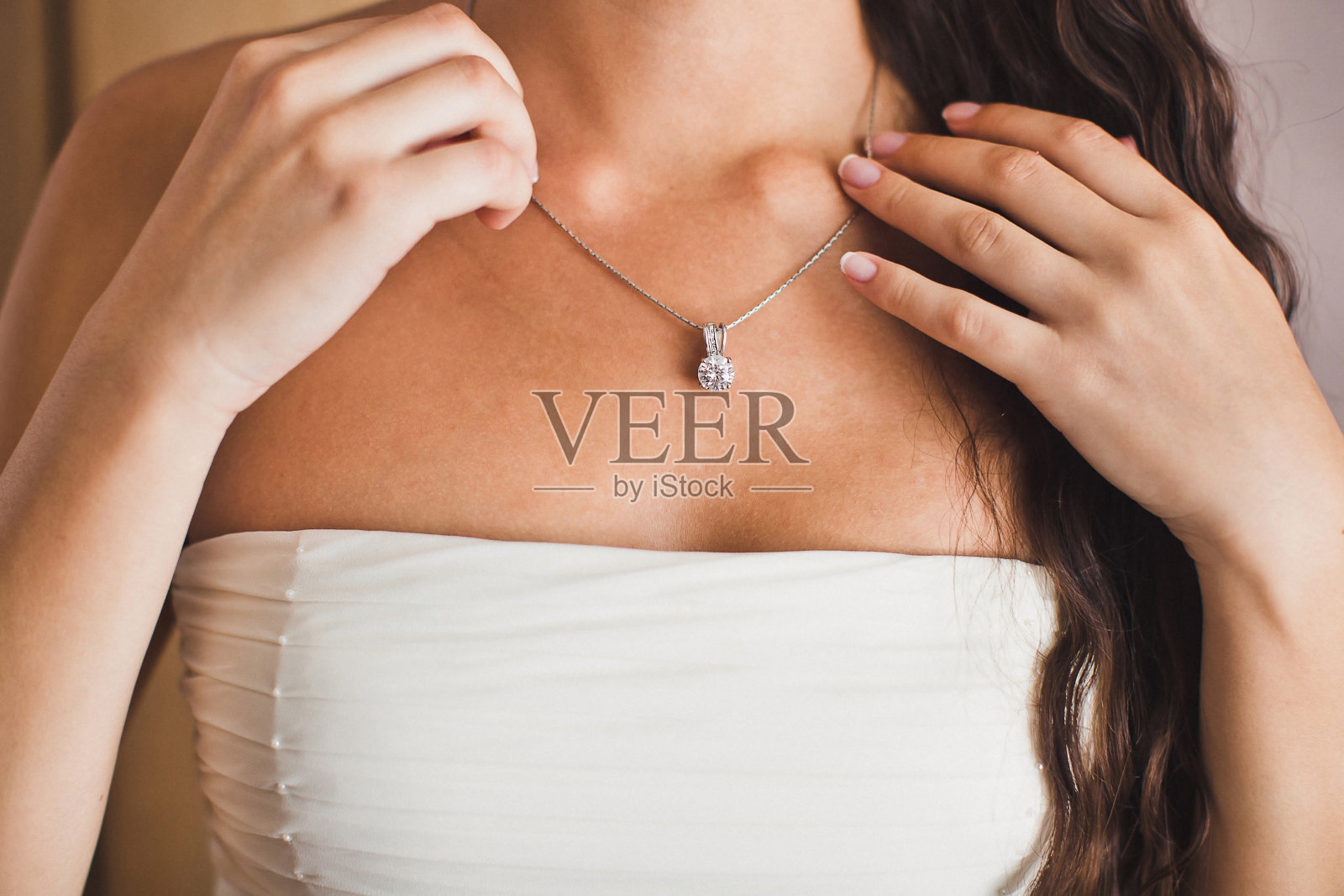 新娘在婚礼准备期间戴上珠宝照片摄影图片