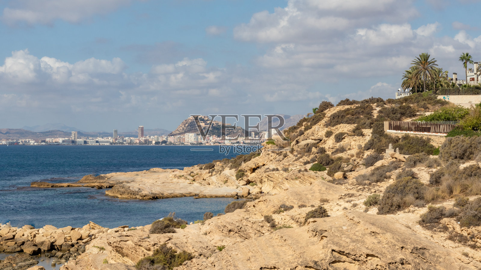 悬崖、海滩和大海照片摄影图片