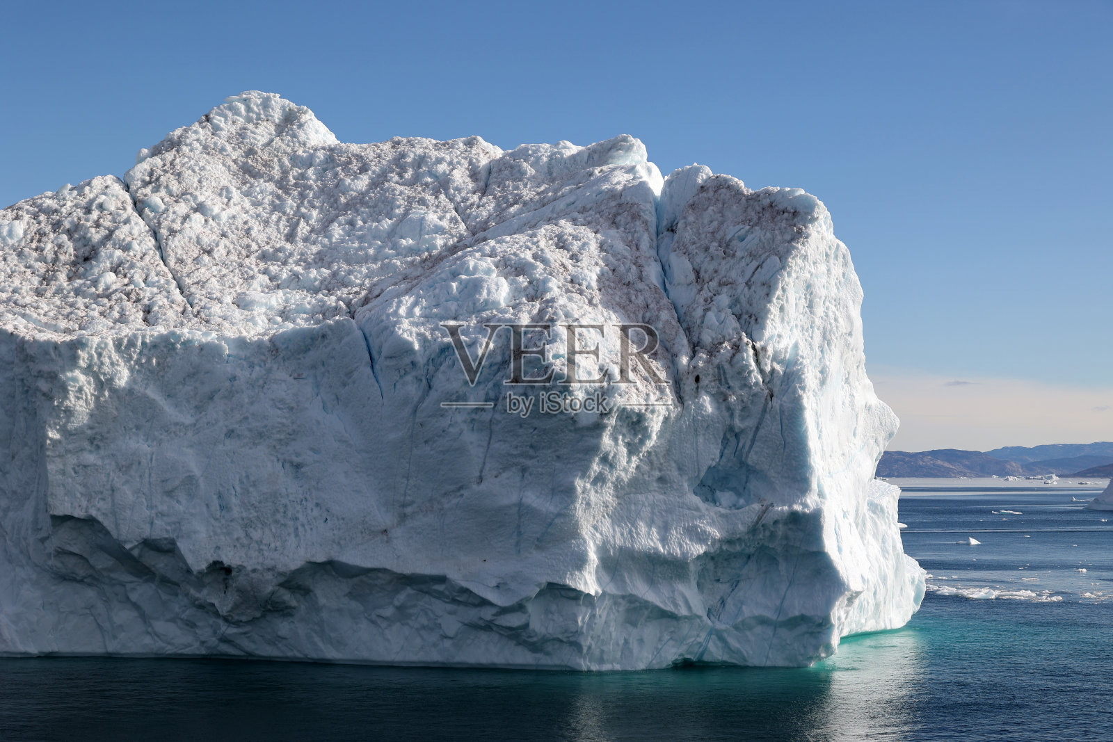 位于丹麦格陵兰岛Uummannaq峡湾的巨大冰山照片摄影图片