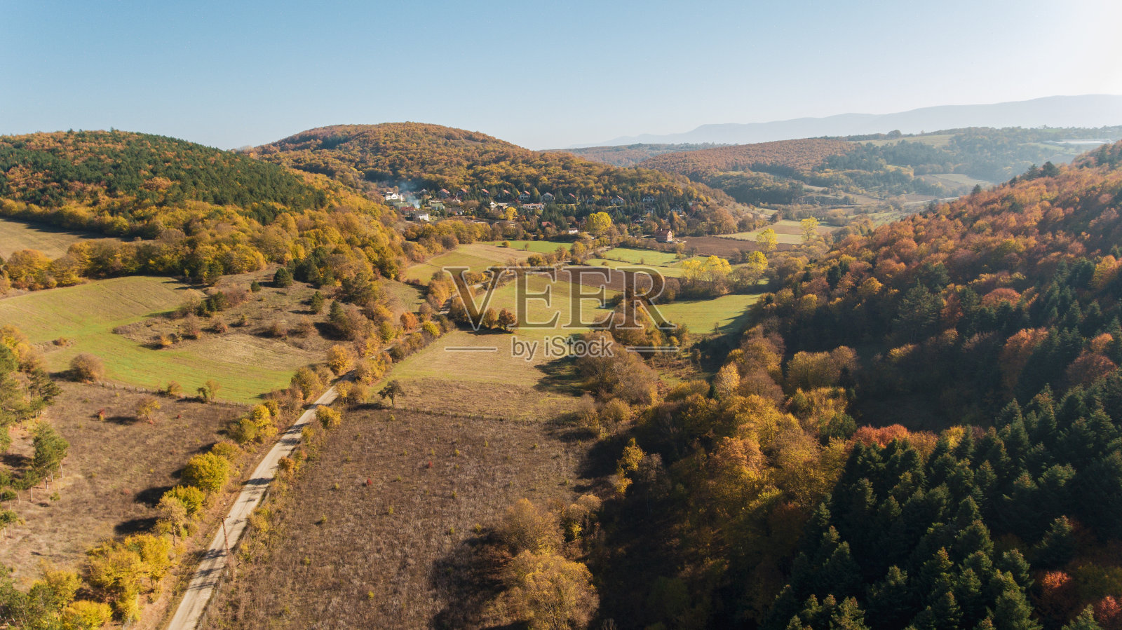 鸟瞰美丽的秋天森林里空荡荡的道路照片摄影图片