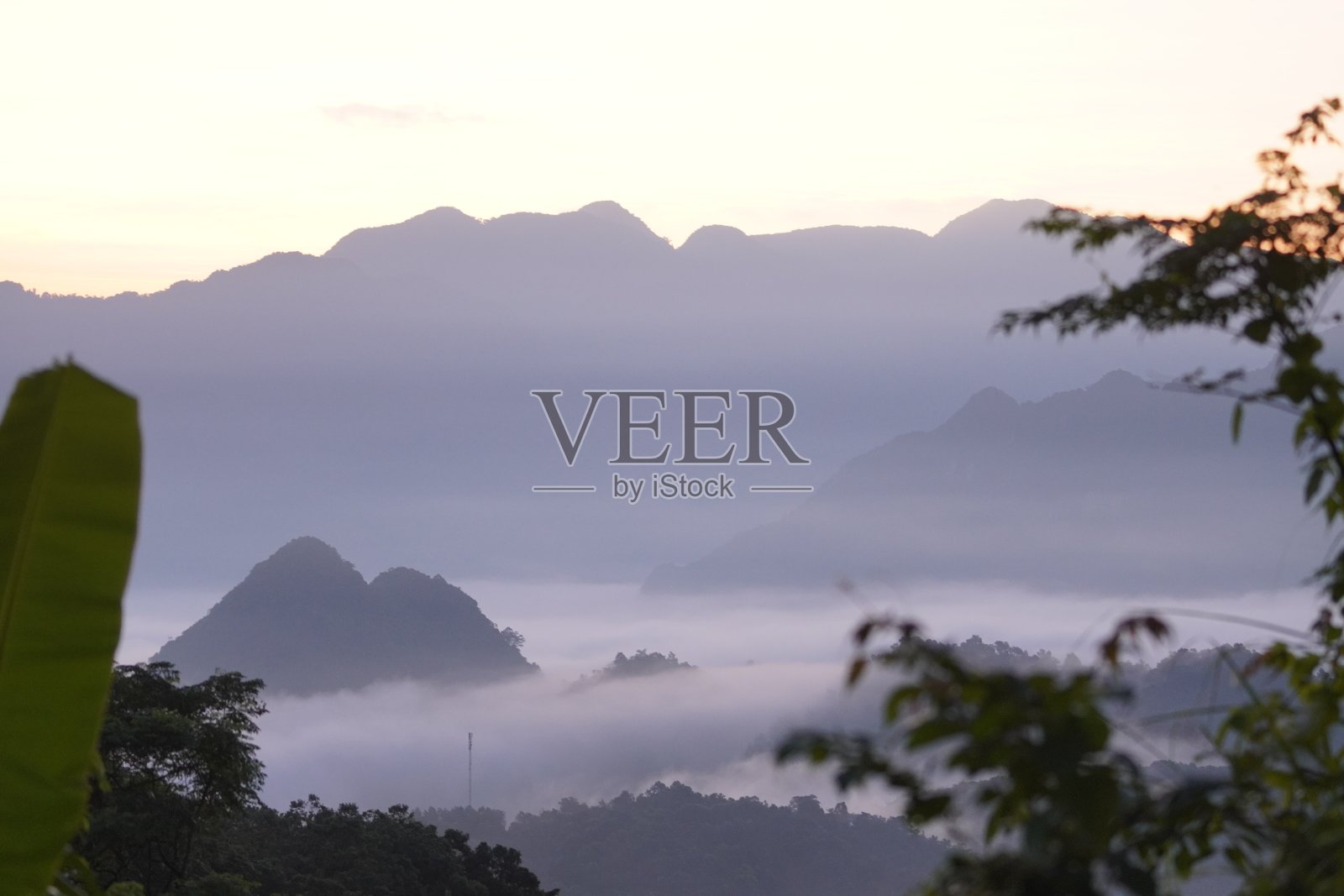 夕阳西下山峦倒影风景照片摄影图片