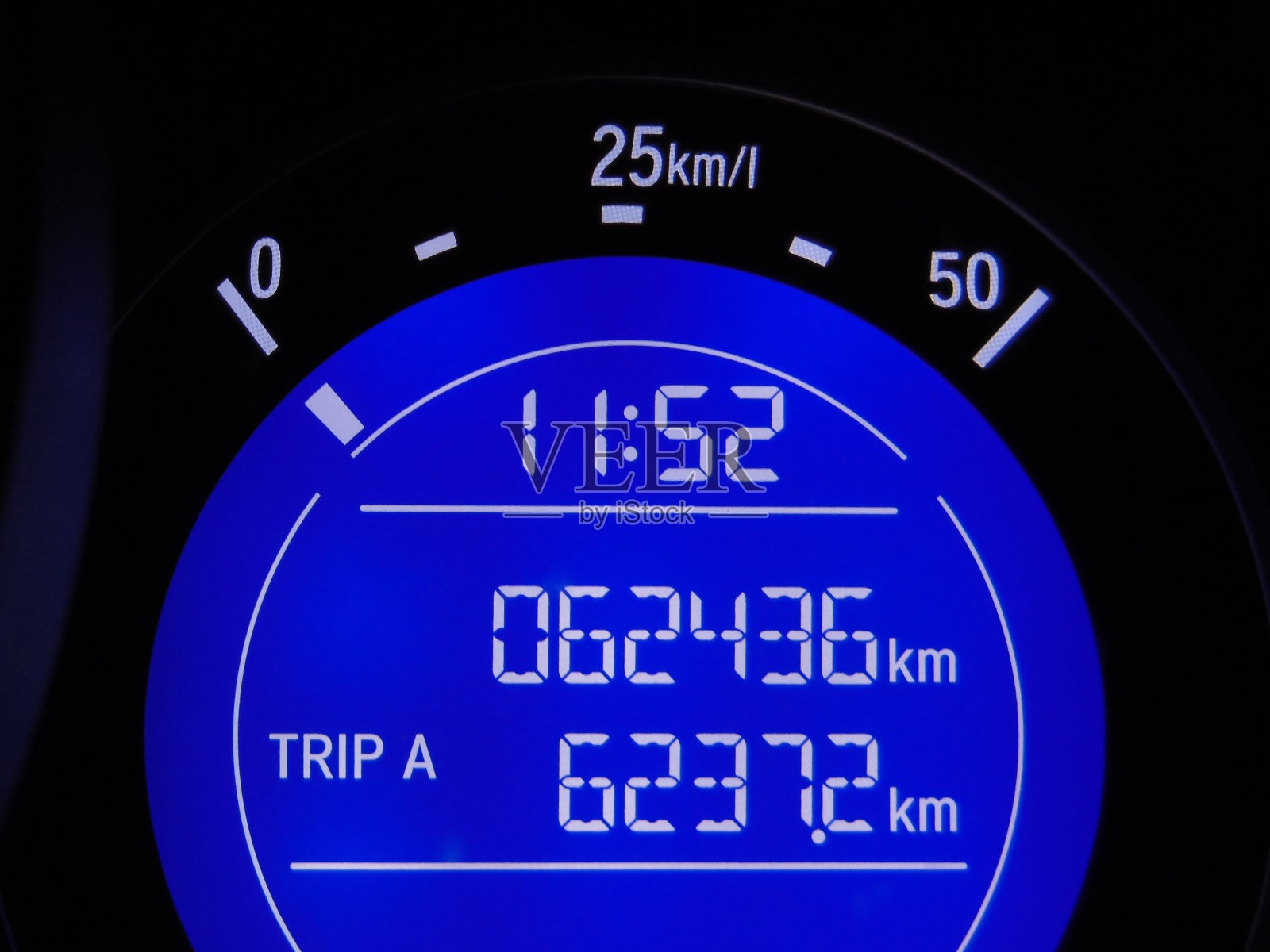 用蓝色拉近车里的时间照片摄影图片