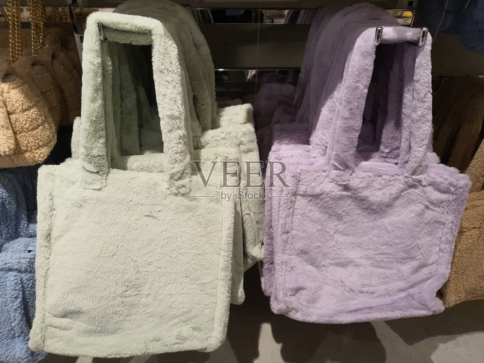 五颜六色的毛绒布袋挂在服装店的架子上照片摄影图片