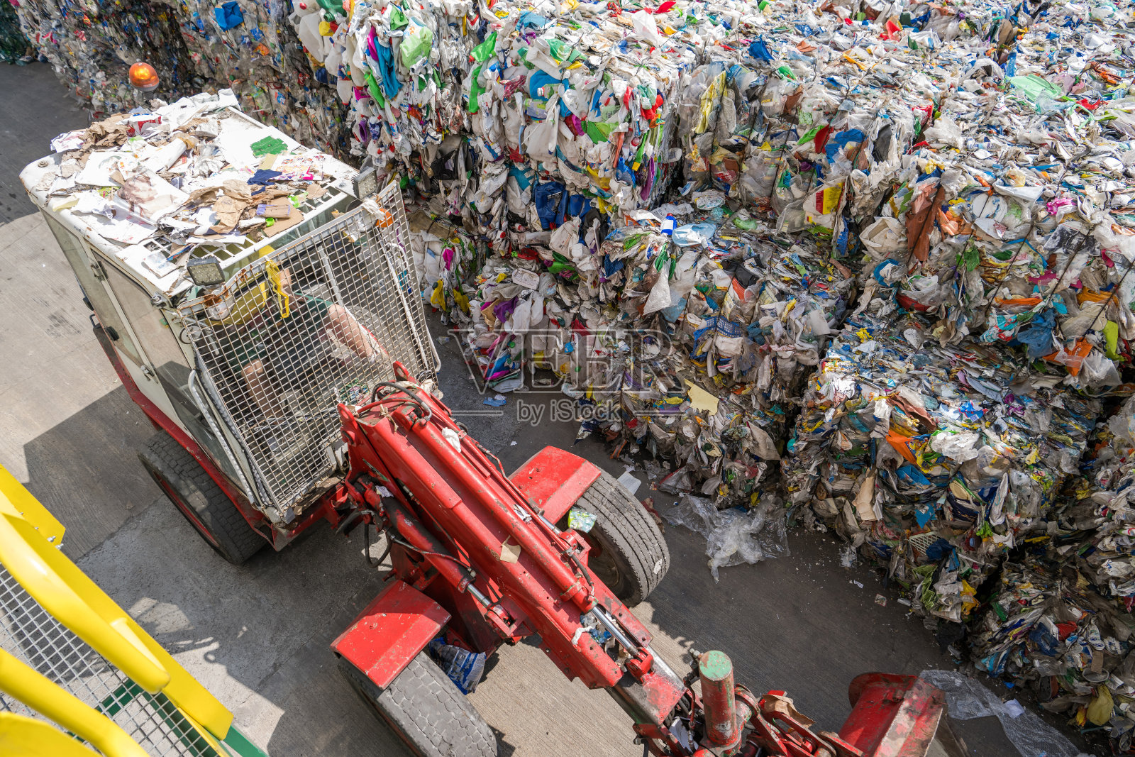 在分类回收设施的门后照片摄影图片