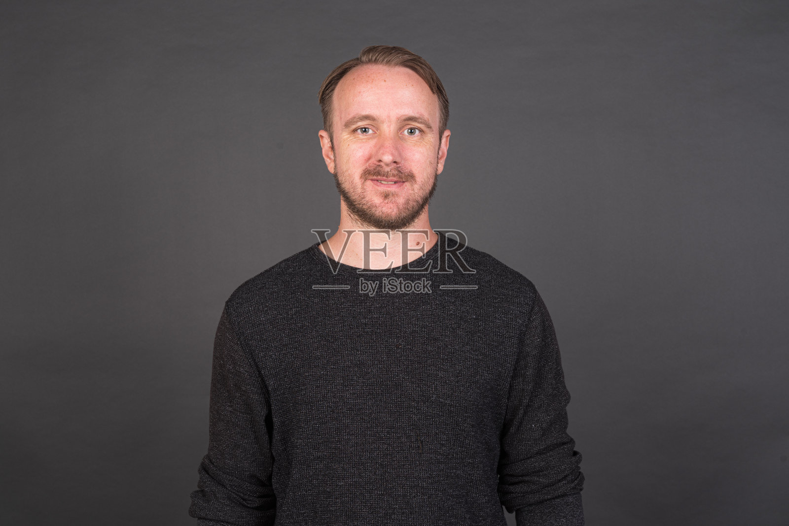 工作室肖像金发白人男子对灰色背景照片摄影图片