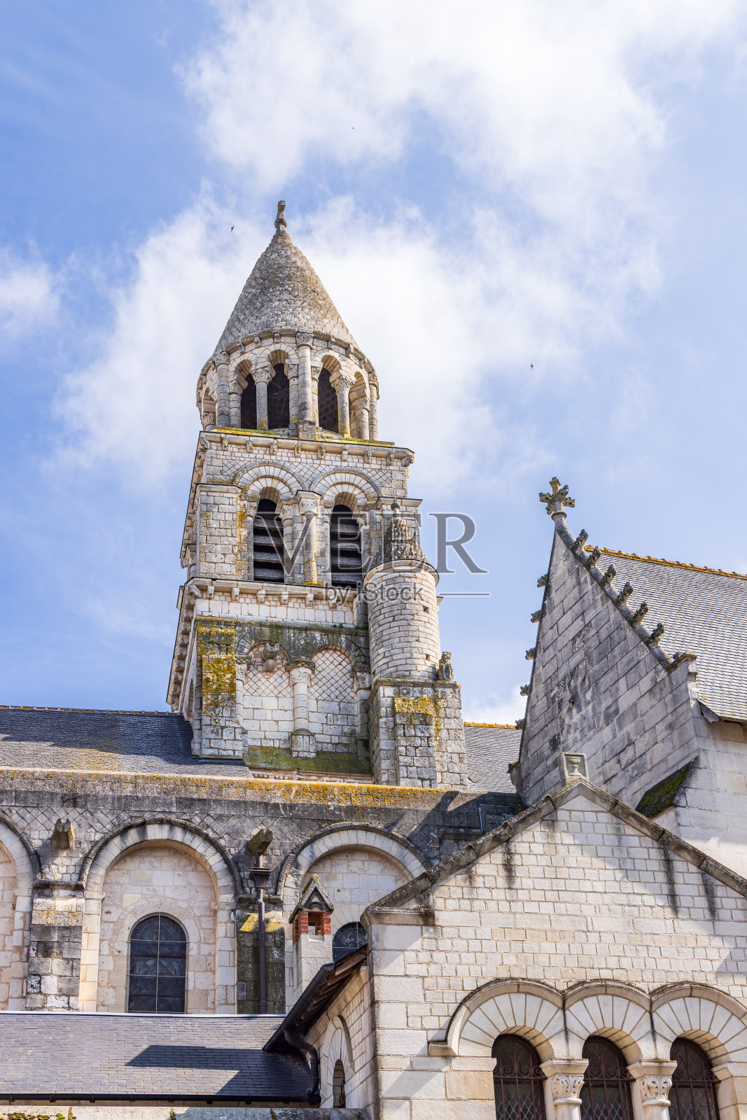 位于法国波蒂埃的圣母教堂照片摄影图片