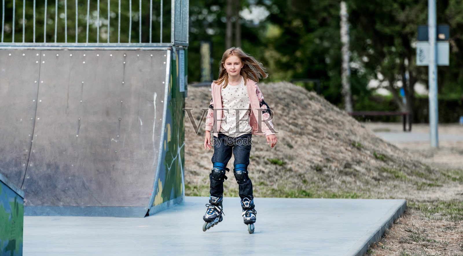 女孩滚轴溜冰者照片摄影图片