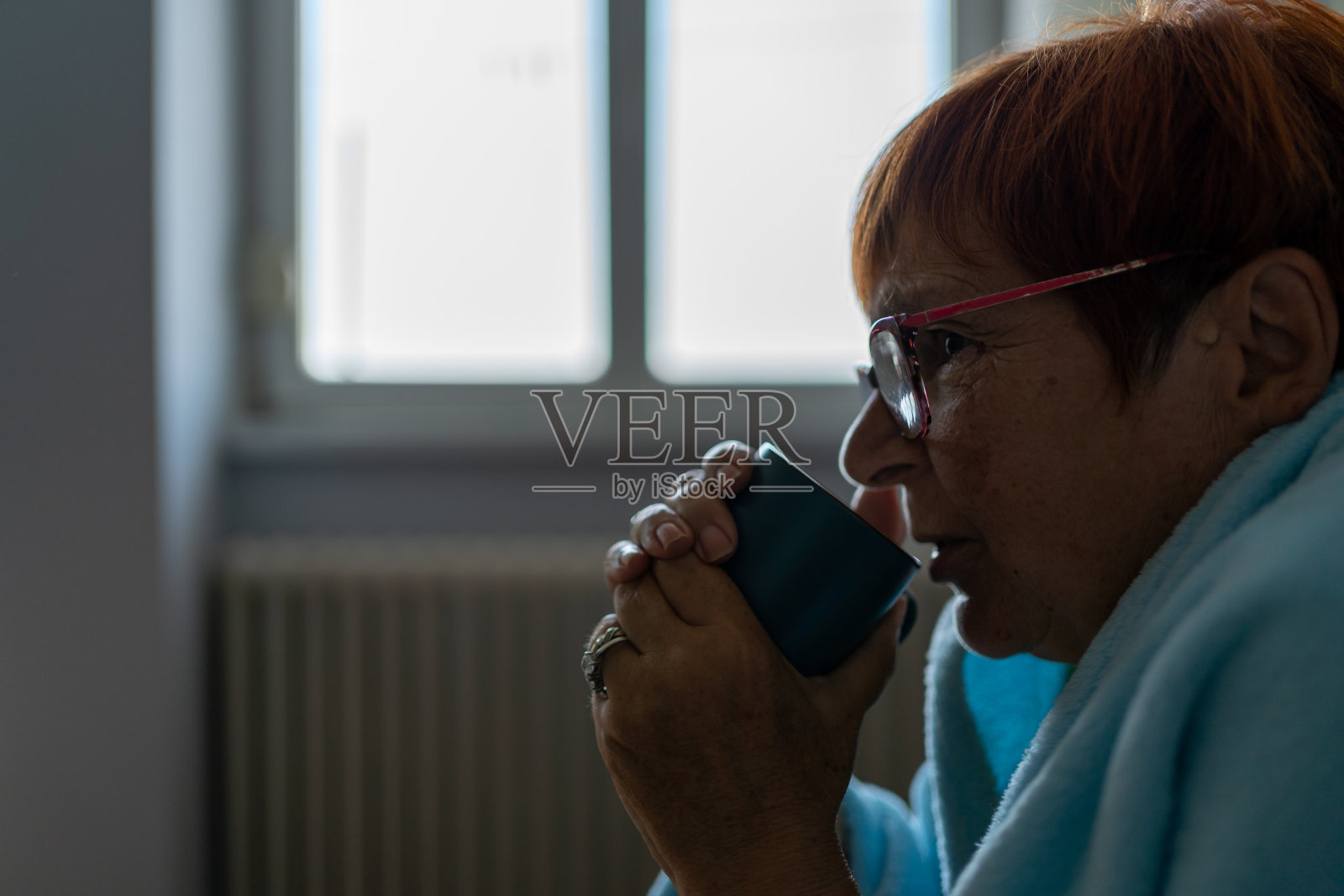 生病女人高烧卧床照片摄影图片