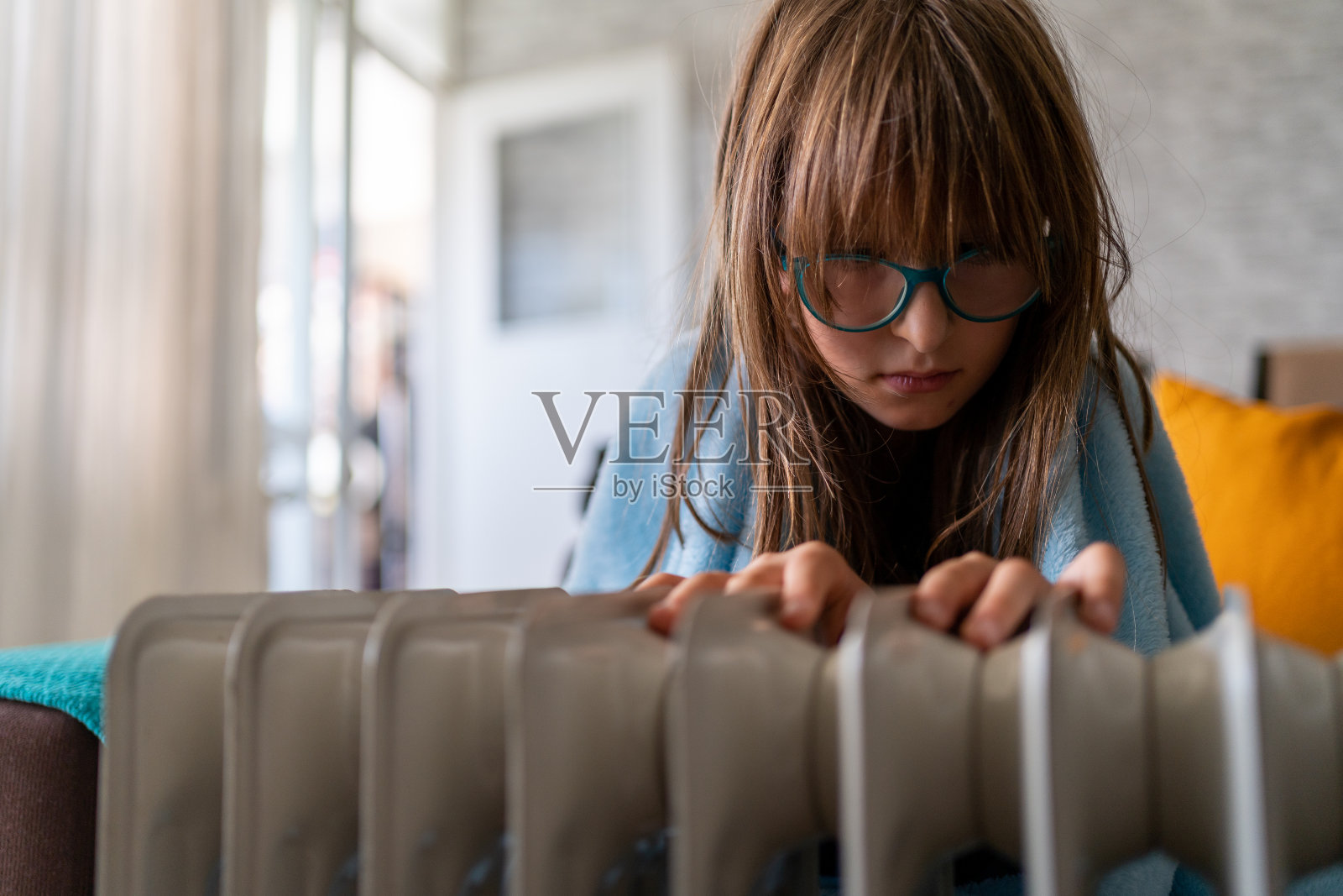 小女孩检查加热器温度散热器特写照片摄影图片